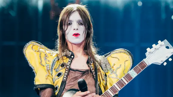 Lucio Corsi auf der Bühne für Italien in der St. Jakobshalle