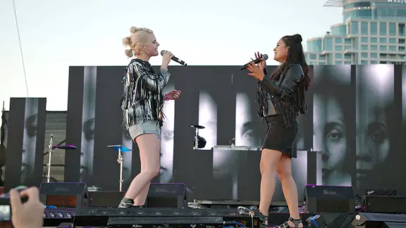 S!sters auf der Bühne im Eurovision Village.