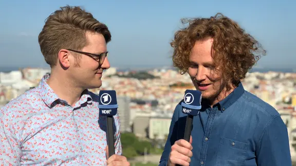 Stefan Spiegel im Gespräch mit dem ESC-Kandidaten Michael Schulte.