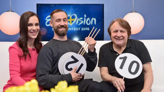 ESC-Moderator Peter Urban im Studio von eurovision.de mit Moderatorin Alina Stiegler und Bürger Lars Dietrich