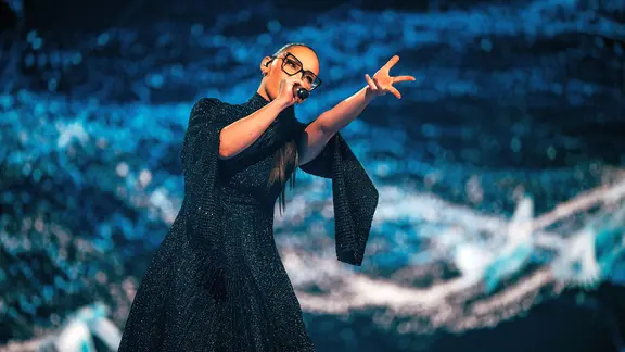 Klavdia auf der Bühne für Griechenland in der St. Jakobshalle
