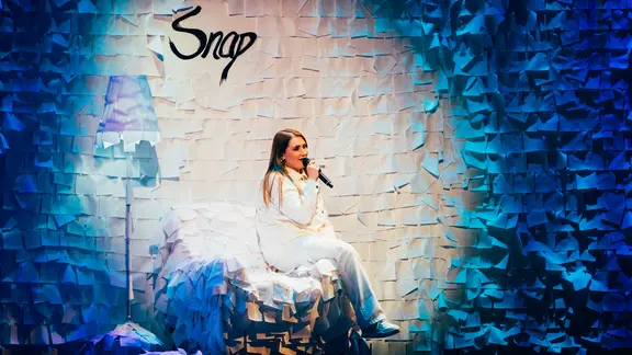 Die Sängerin Rosa Linn der ESC-Bühne in Turin.