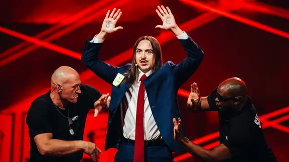 Tommy Cash auf der Bühne für Estland in Basel.