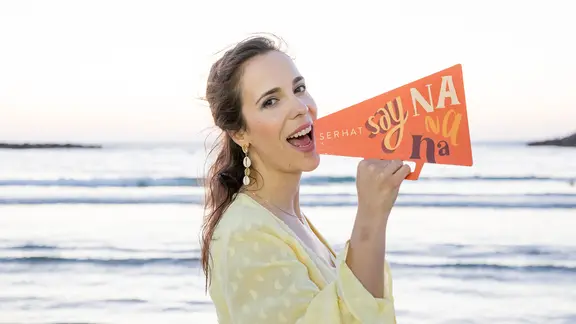 Alina Stiegler mit einer Serhat-Flüstertüte und dem Aufdruck "Say Na Na Na".