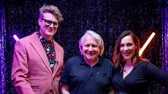 Die ESC-Moderatoren Stefan Spiegel und Alina Stiegler mit Peter Urban.