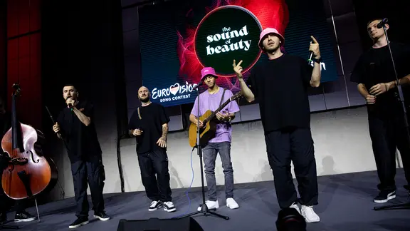 Das Kalush Orchestra aus der Ukraine und Malik Harris treten gemeinsam beim deutschen Botschaftsempfang in Turin auf.