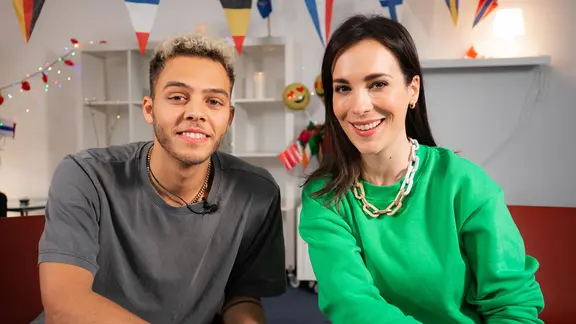 Malik Harris und Moderatorin Alina Stiegler.