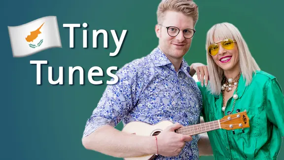 Stefan Spiegel mit Ukulele steht neben Tamta, die für Zypern antritt.