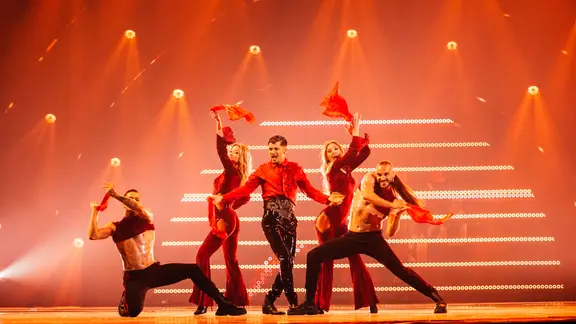 Der Sänger WRS auf der ESC-Bühne in Turin.