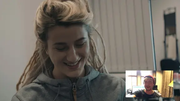 Natia Tudoa bekommt eine Grußbotschaft.