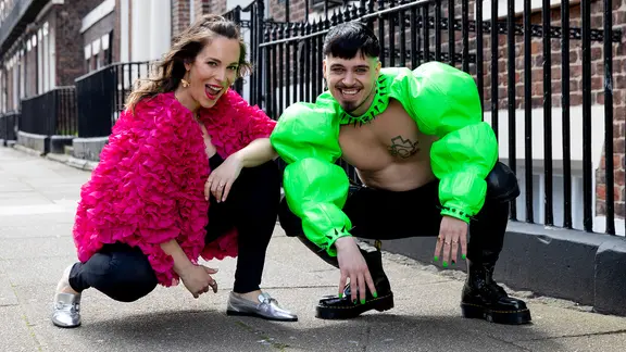 Alina Stiegler und Käärijä aus Finnland beim ESC 2023 in Liverpool.