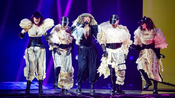 Die Band Senhit auf der ESC-Bühne in Rotterdam im zweiten Halbfinale