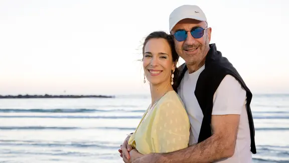 Alina Stiegler und Serhat aus San Marino am Strand von Tel Aviv.