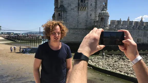 Michael Schulte wird mit einem Smartphone fotografiert.