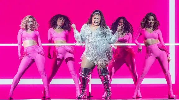 Der Sänger Destiny auf der ESC Bühne in Rotterdam beim ersten Halbfinale.