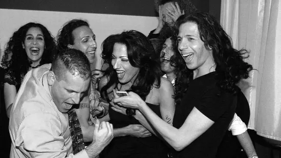 Dana International und ihre Band freuen sich über ihren Sieg beim Grand Prix in Birmingham.