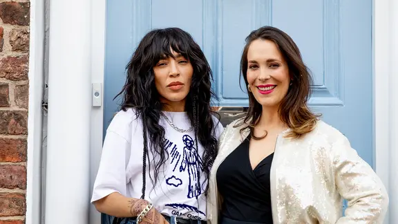 Loreen aus Schweden und Alina Stiegler beim ESC 2023 in Liverpool.