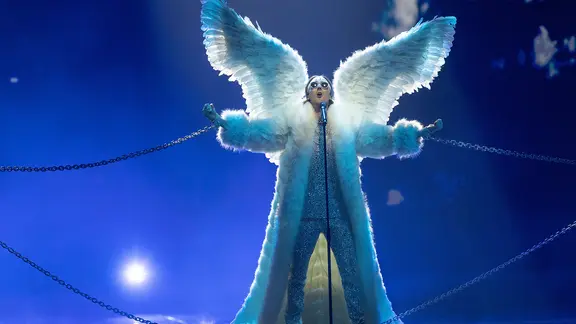 Der Sänger Tix auf der ESC Bühne in Rotterdam beim ersten Halbfinale.