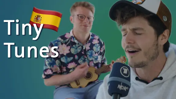 Miki aus Spanien singt gefühlvoll, im Hintergrund Stefan Spiegel mit einer Ukulele.