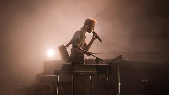 Malik Harris (Deutschland) mit "Rockstars" auf der Bühne in Turin.