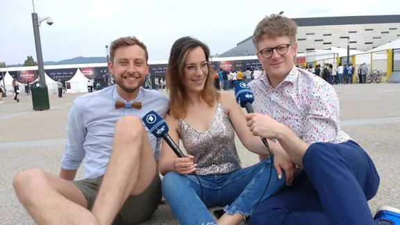Consi, Alina Stiegler und Stefan Spiegel vor dem Pala alpitour in Turin.