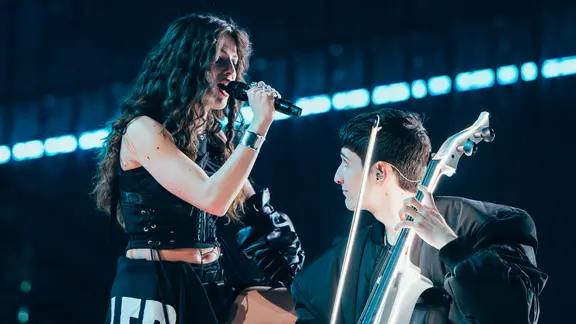 Abor & Tynna auf der Bühne für Deutschland in der St. Jakobshalle