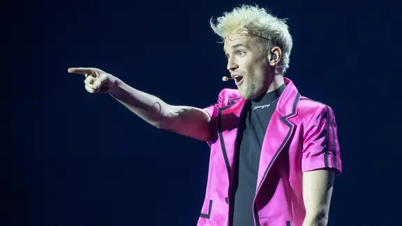 Der Sänger Jendrik auf der Bühne vom ESC