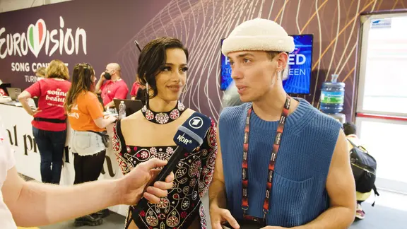 Chanel aus Spanien zusammen mit ihrem Songschreiber im Backstage-Bereich des ESC 2022.