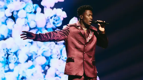 Claude auf der Bühne für die Niederlande in Basel