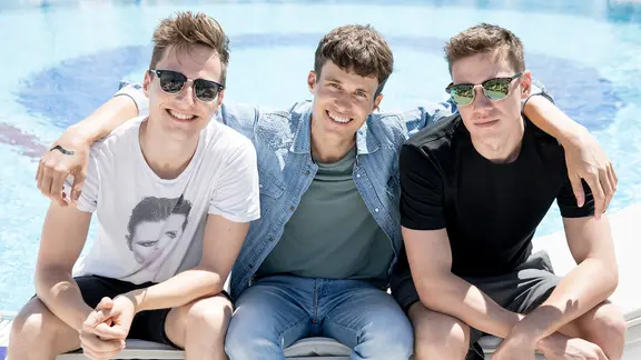 Lake Malawi sitzen am Rand eines Pools.