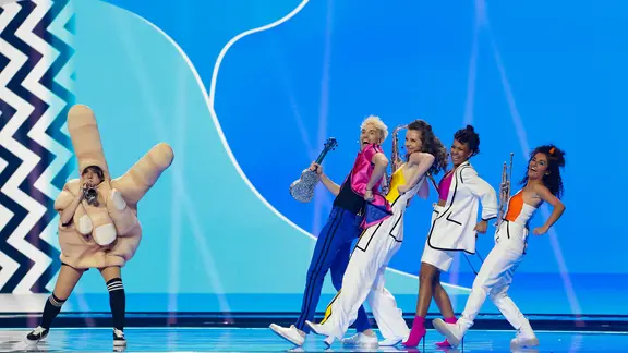 Jendrik (Deutschland) mit Band auf der Bühne.