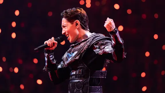 Kyle Alessandro auf der Bühne für Norwegen in Basel.