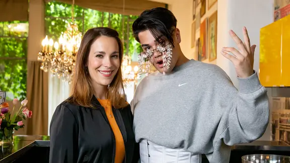 Moderatorin Alina Stiegler mit Sänger Sheldon Riley aus Australien.