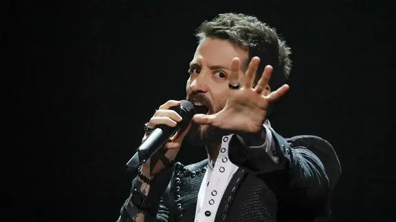 Eugent Bushpepa auf der Bühne in Lissabon.