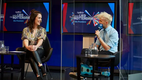 Moderatorin Alina Stiegler mit ESC-Kandidat Jendrik.