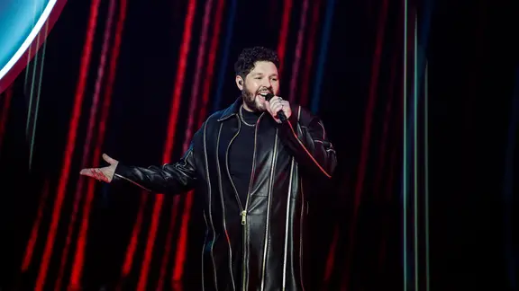 James Newman (Großbritannien) auf der Bühne.