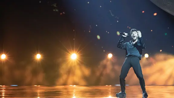 Blas Cantó (Spanien) auf der Bühne.