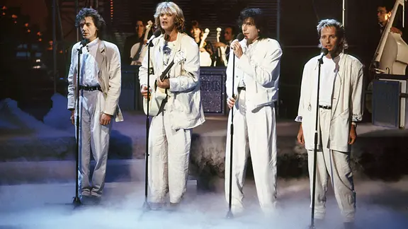 Münchener Freiheit in weißen Anzügen