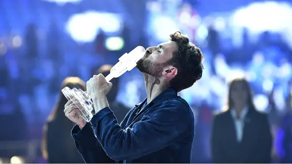 Duncan Laurence auf der ESC-Bühne.