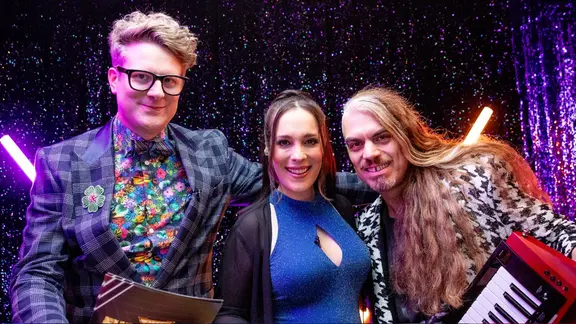 Die ESC-Moderatoren Stefan Spiegel und Alina Stiegler mit Danny Estrin von der australischen Band "Voyager".