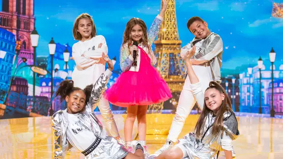 Frankreichs Junior-ESC-Teilnehmerin Valentina bei ihrem Auftritt mit Tänzern.