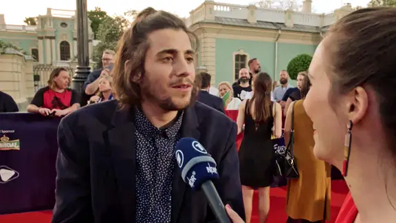 Portugals Teilnehmer Salvador Sobral gibt am roten Teppich bei der ESC-Eröffnung ein Interview.