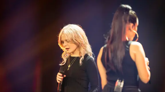 S!sters mit "Sister" auf der Bühne beim Vorentscheid in Berlin.