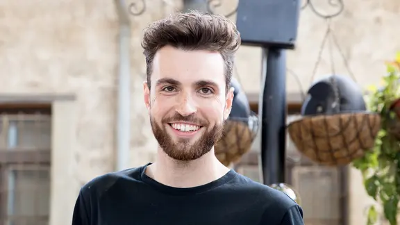 Duncan Laurence schaut in die Kamera.