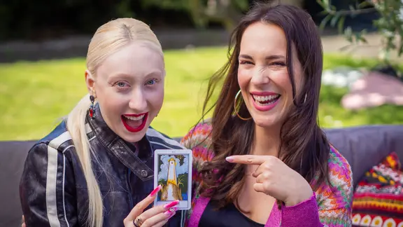 Luna zeigt Alina Stiegler eine Tarot-Karte.