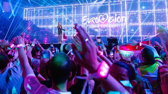 Sandra Studer singt Insieme auf der Bühne vor Publikum in Basel