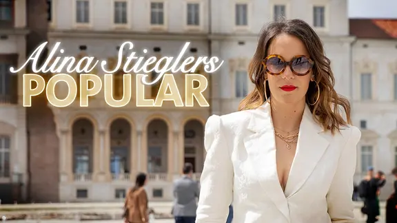 Moderatorin Alina Stiegler vor dem Palast Reggia di Venaria.