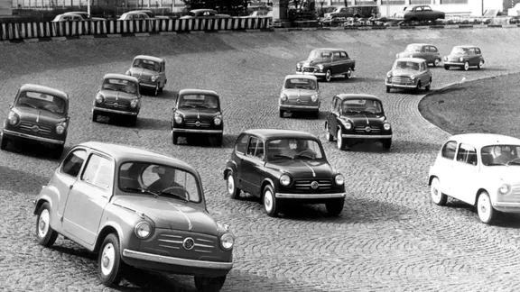 Autos vom Typ Fiat 500 und 600 auf einer Teststrecke auf dem Dach des Fiat-Werks in Turin-Lingotto am 12. Mai 1962.