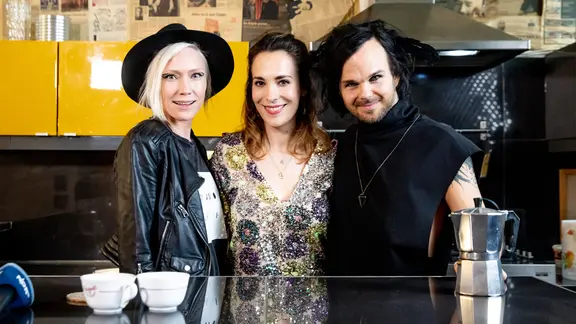 Lauri Ylönen und Emppu Suhonen von The Rasmus mit Alina Stiegler (m.).