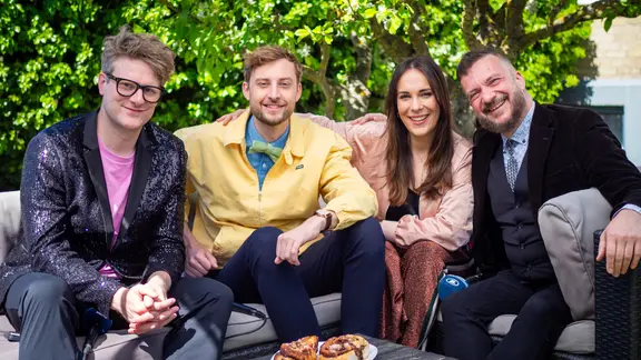 Stefan Spiegel, Alina Consi Zöller, Alina Stiegler und Dr. Irving Wolther bei der Alles Eurovision Finale-Sendung.